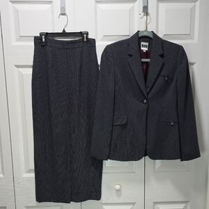 Dark Blue & Gray Suit Notched Lapels and Tailored Fit & Pencil Skirt Size: 2